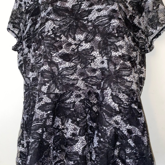 👚🌟 COCOMO BLACK & WHITE PEPLUM TOP - Picture 2 of 5